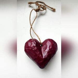 Carved heart-shaped ordamnet